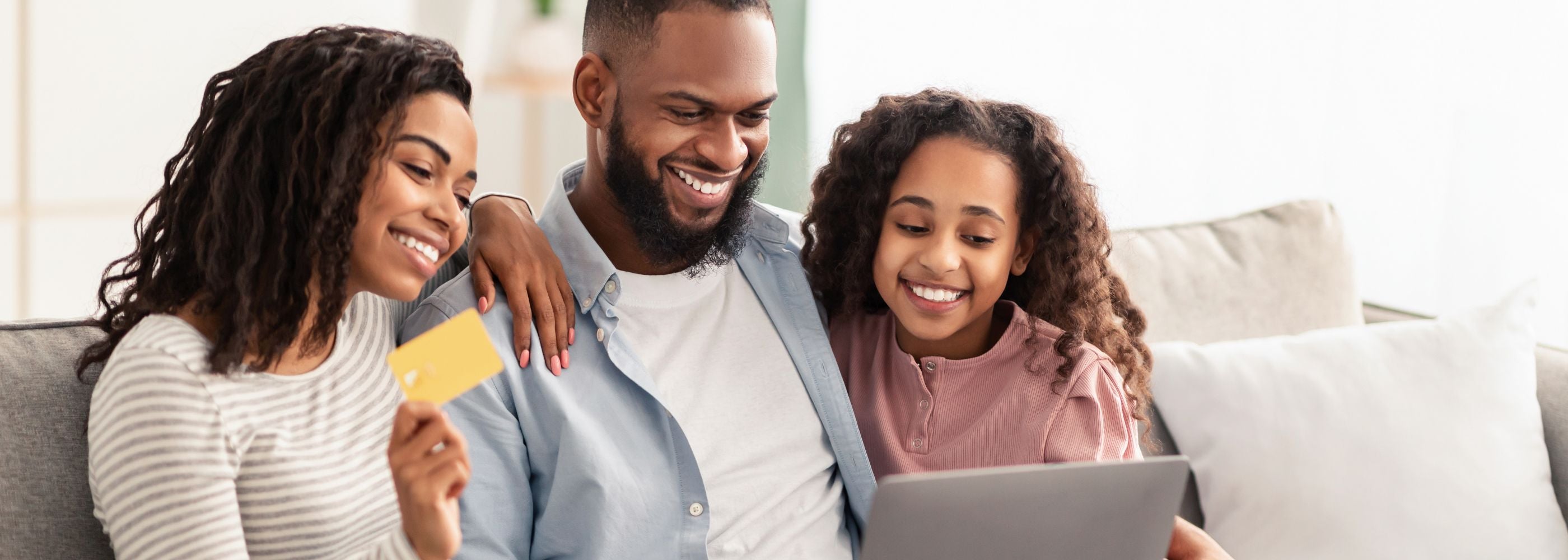 família satisfeita com os preços varejo shop 